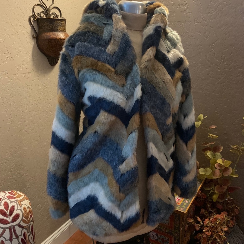 Chevron faux fur hooded jacket F21 size small